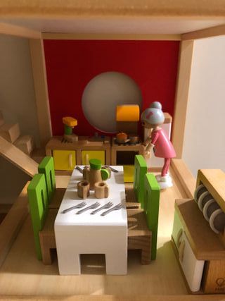 Casa de muñecas de madera