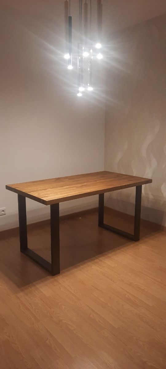 MESA DE COMEDOR DE MADERA MACIZA DE PINO.