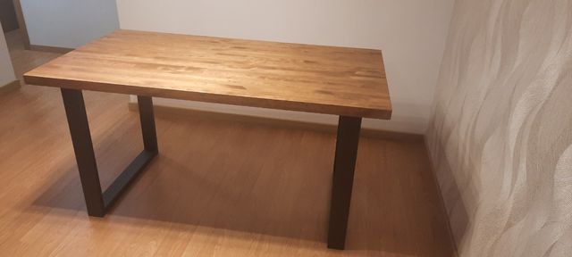 MESA DE COMEDOR DE MADERA MACIZA DE PINO.