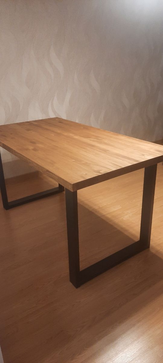 MESA DE COMEDOR DE MADERA MACIZA DE PINO.