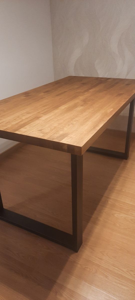 MESA DE COMEDOR DE MADERA MACIZA DE PINO.