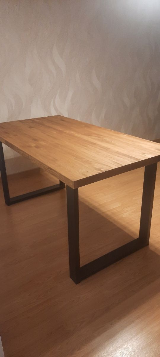 MESA DE COMEDOR DE MADERA MACIZA DE PINO.
