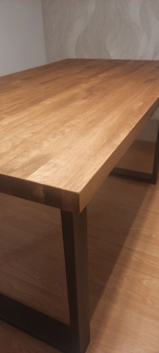 MESA DE COMEDOR DE MADERA MACIZA DE PINO.
