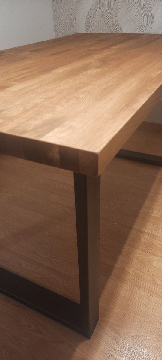 MESA DE COMEDOR DE MADERA MACIZA DE PINO.
