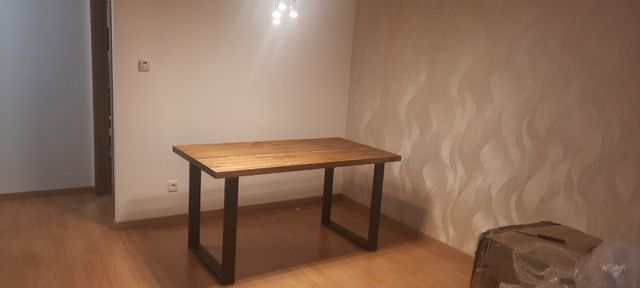 MESA DE COMEDOR DE MADERA MACIZA DE PINO.