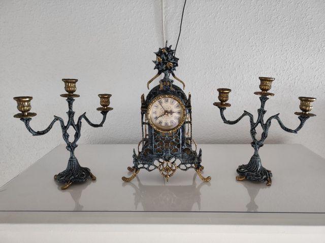 juego de reloj y candelabros