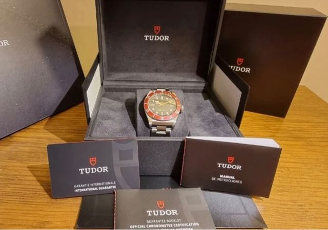 Tudor black bay Rojo