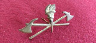 Insignia antigua Llamas y Hachas