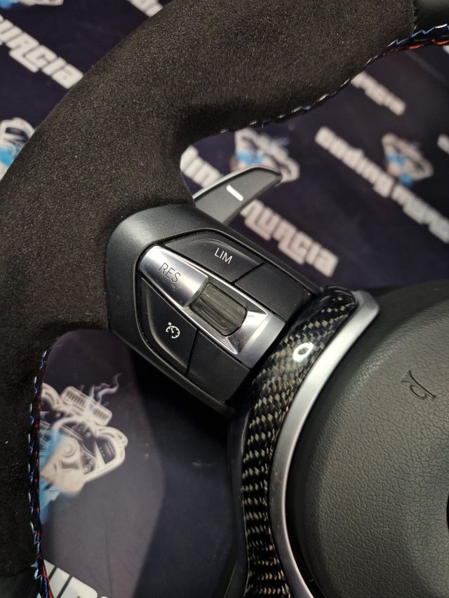 Volante BMW M con levas y carbono