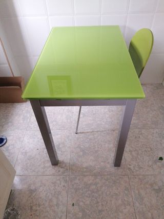 mesa de cristal y metal. 70 euros 