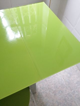 mesa de cristal y metal. 70 euros 