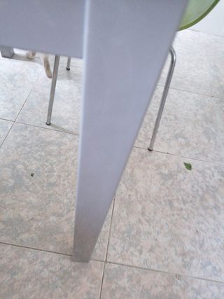 mesa de cristal y metal. 70 euros 