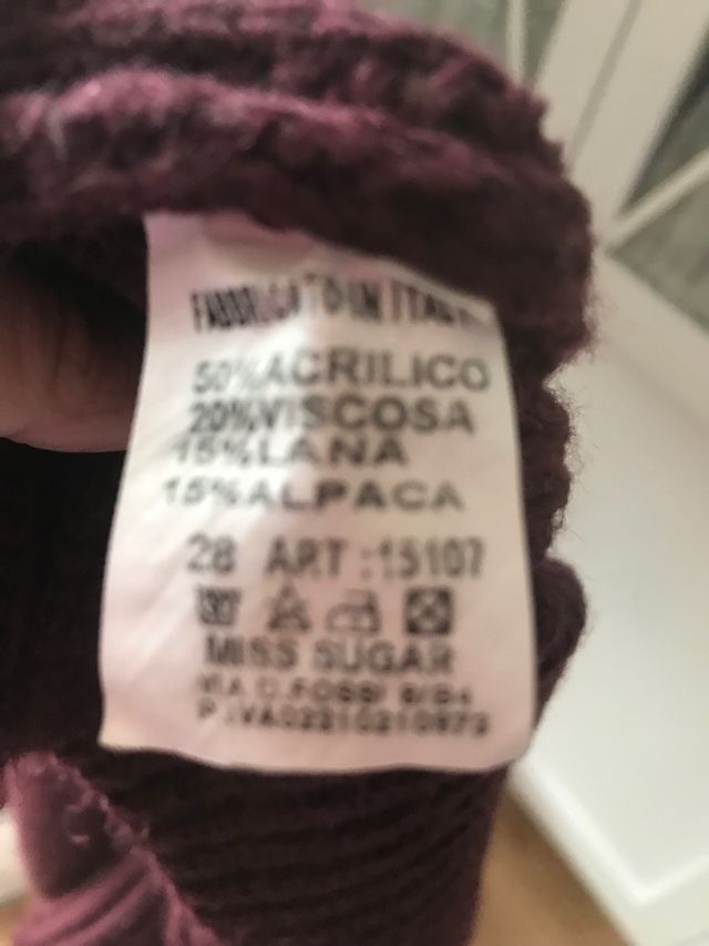 Bonito jersey con broche