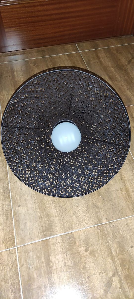 Lampara de techo.
Se incluye bombilla grande.