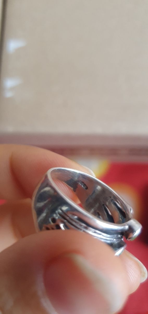 Anello con pietre verdi