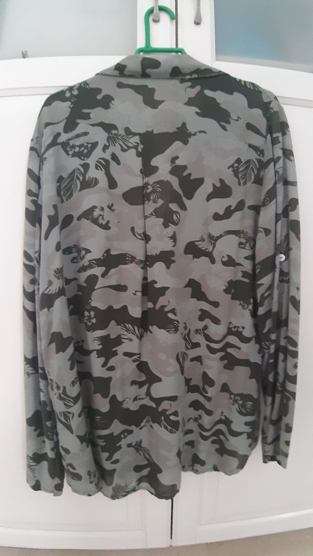 camisa de mujer de camuflaje verde