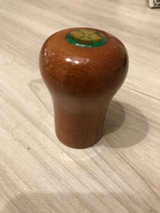 Pomo madera clásico