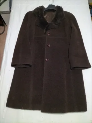 Abrigo de estracan y pelo en el cuello