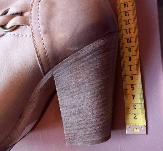 Botines tacón. Num 40.