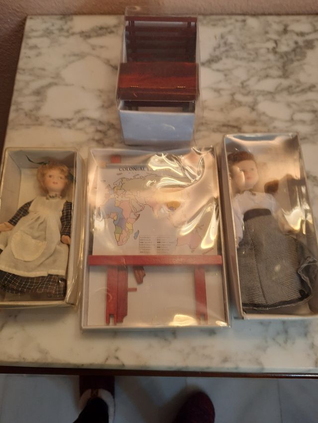 2 muñecas de porcelana con accesorios