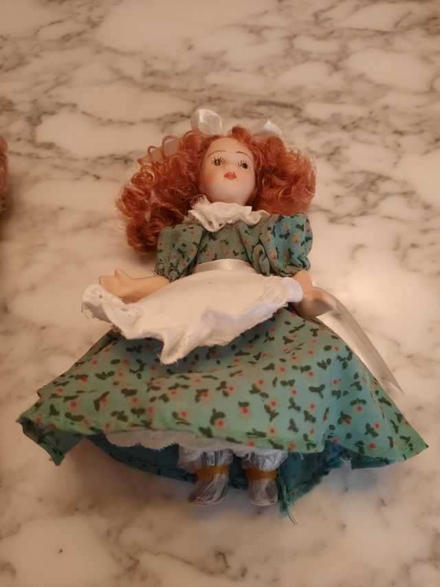 2 muñecas porcelana y balancín