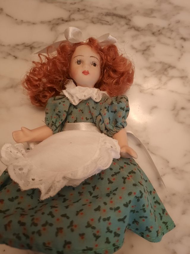 2 muñecas porcelana y balancín