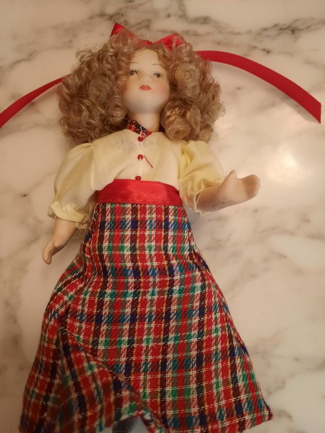 2 muñecas porcelana y balancín