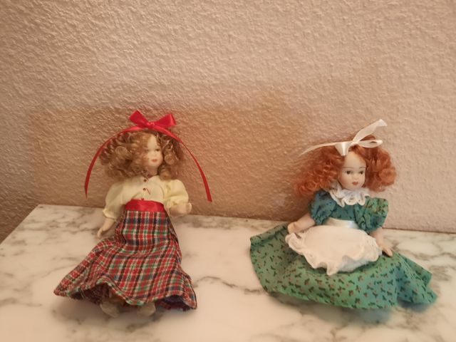 2 muñecas porcelana y balancín