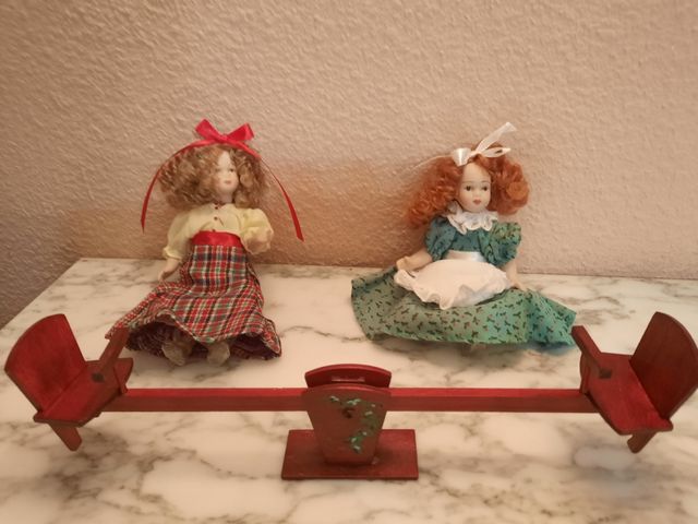 2 muñecas porcelana y balancín