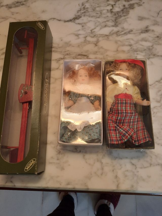 2 muñecas porcelana y balancín