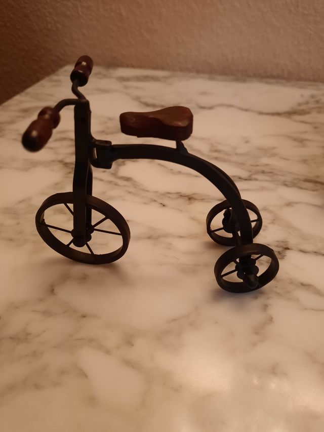 Muñeca porcelana y triciclo.