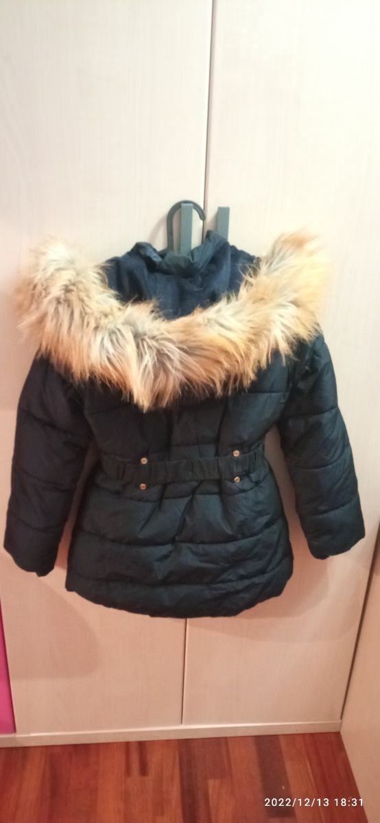 Chamarra azul oscuro.