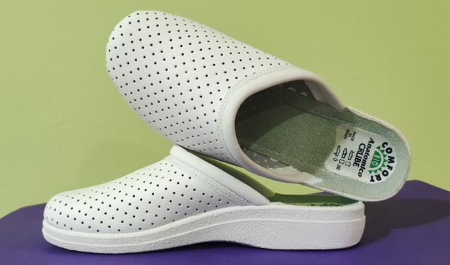 Zuecos piel hombre nº 41. Blanco. Sin estrenar.