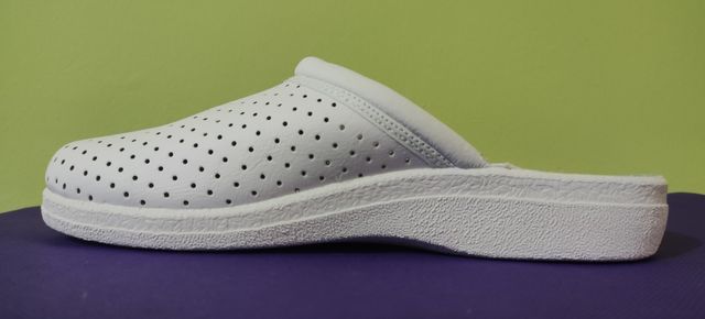 Zuecos piel hombre nº 41. Blanco. Sin estrenar.