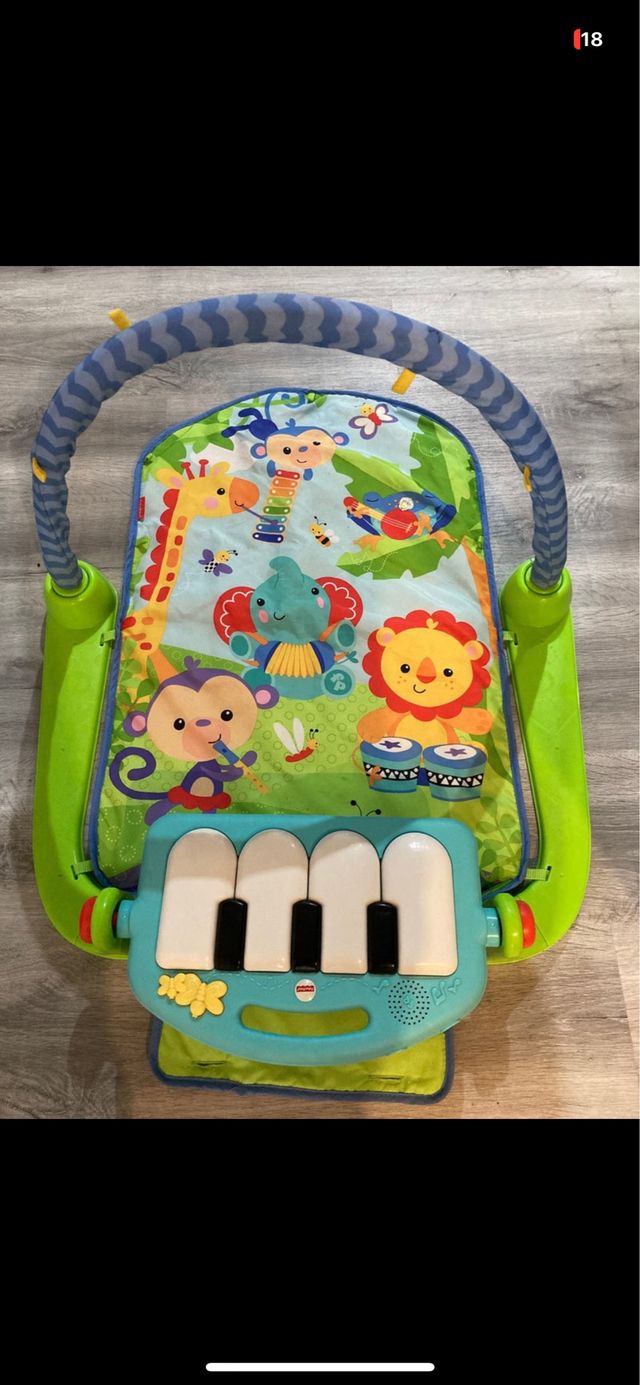 Piano patadas fisher price