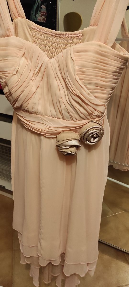 vestido de cóctel color rosa nude