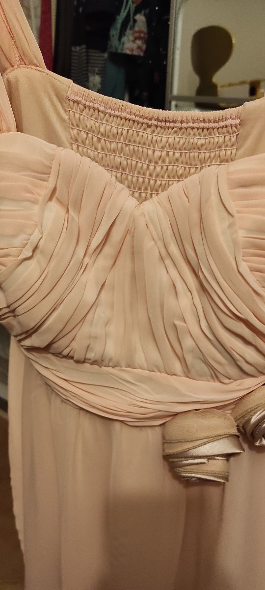 vestido de cóctel color rosa nude