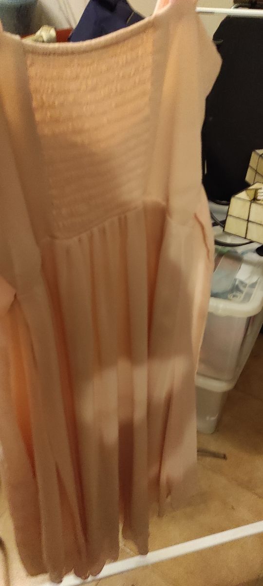 vestido de cóctel color rosa nude