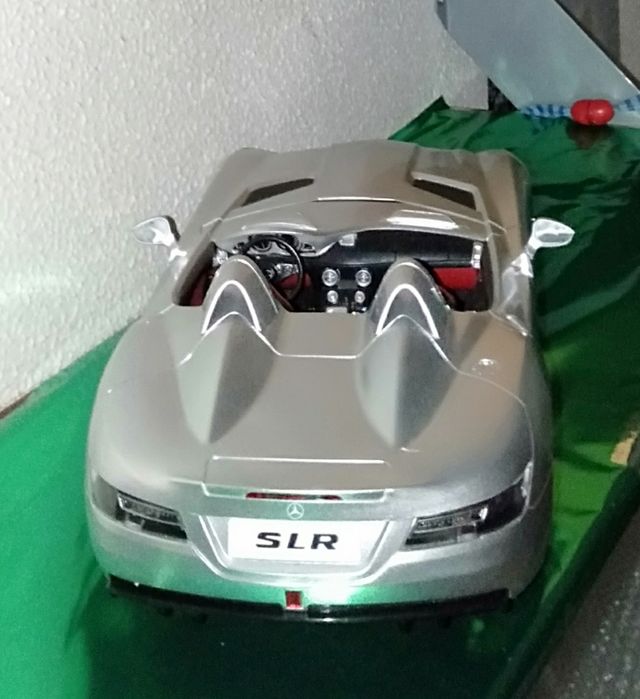 Mercedes Benz SLR  McLaren (Z199) escala 1/12.