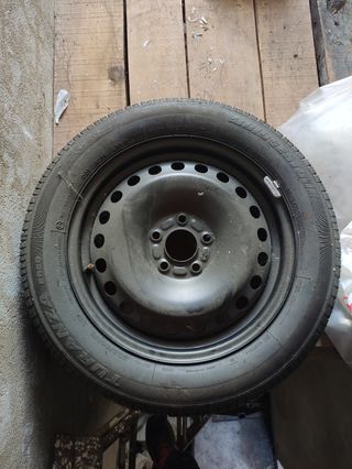 Neumático y llanta de acero Ford