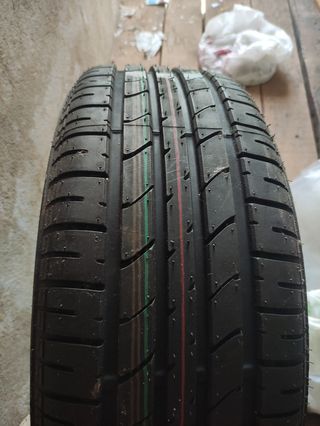 Neumático y llanta de acero Ford