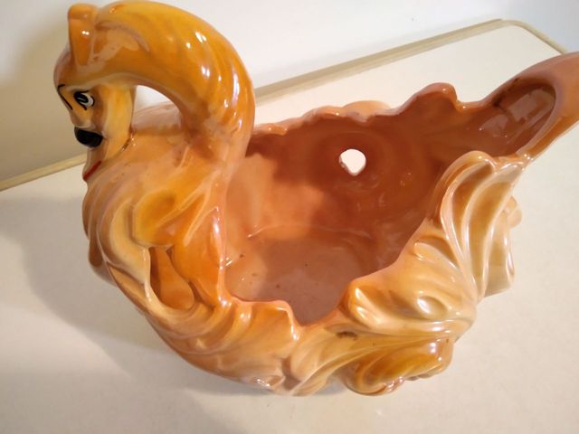 DECORACIÓN: CESTITA MIMBRE Y FIGURA CISNE.