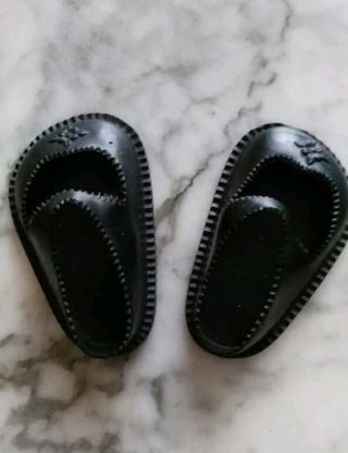 Zapatos negros para muñeco 