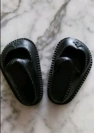 Zapatos negros para muñeco 
