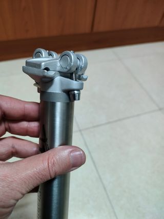 Tija de titanio