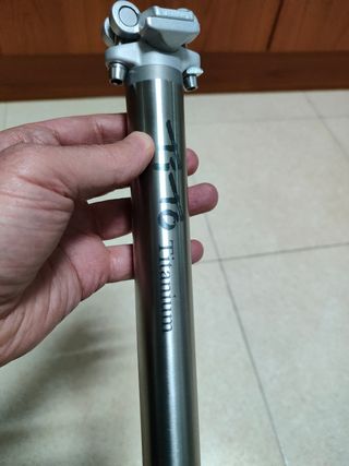 Tija de titanio