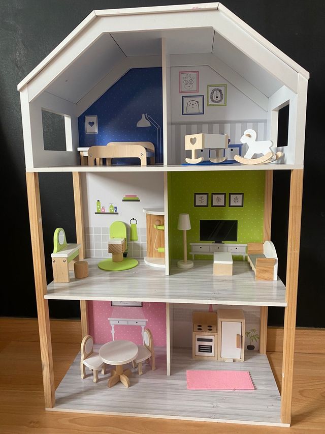 Casita de muñecas de madera