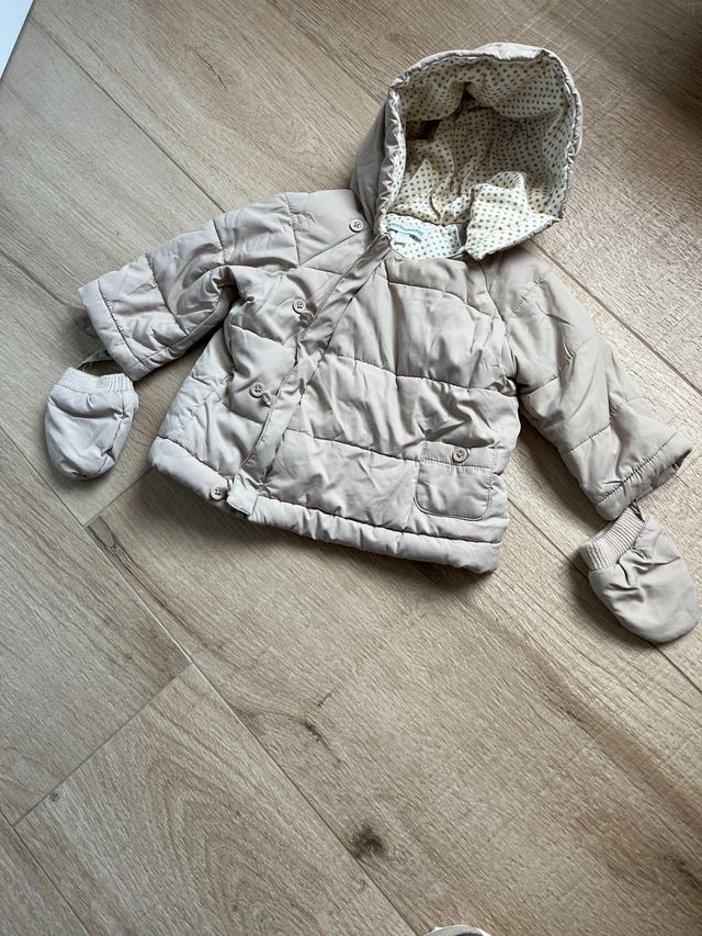 Chaqueta, anorak, buzo , guantes .