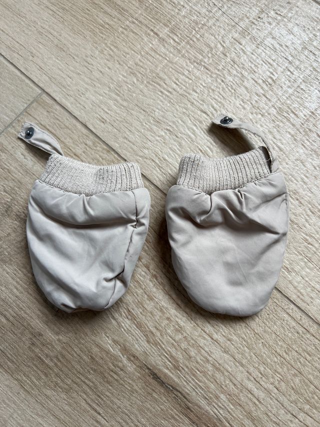 Chaqueta, anorak, buzo , guantes .