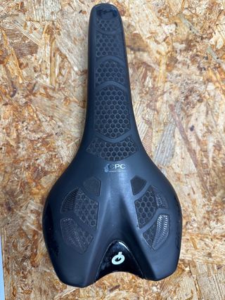 Sillín Prologo NAGO EVO. Raíles de carbono 